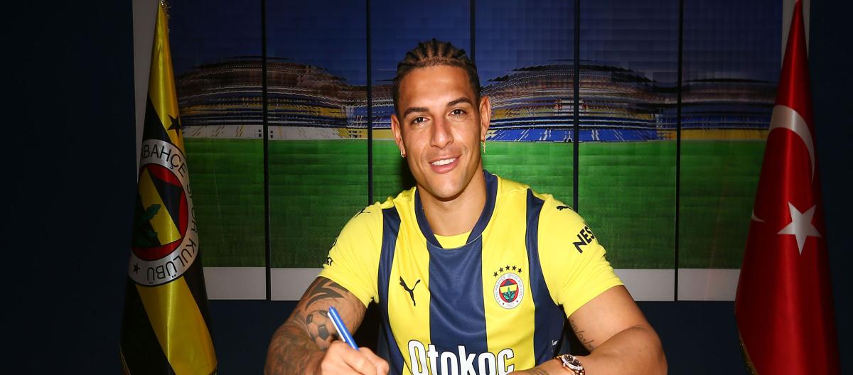 Fenerbahçe officially complete and announce the signing of Aston Villa's Brazil international center-back Diego Carlos..
