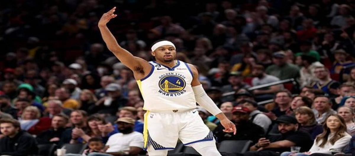 Double milestone! Moody assists Curry to hit his 4,000th three-pointer and also reaches his 200th career assist