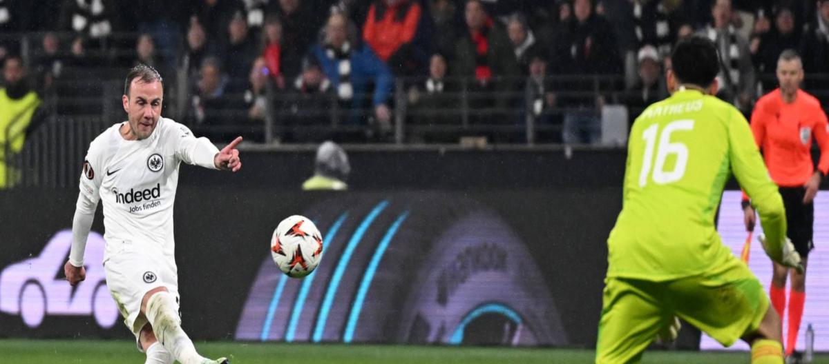 Europa League-Götze scored twice, Frankfurt beat Ajax 4-1 and advanced to the quarterfinals