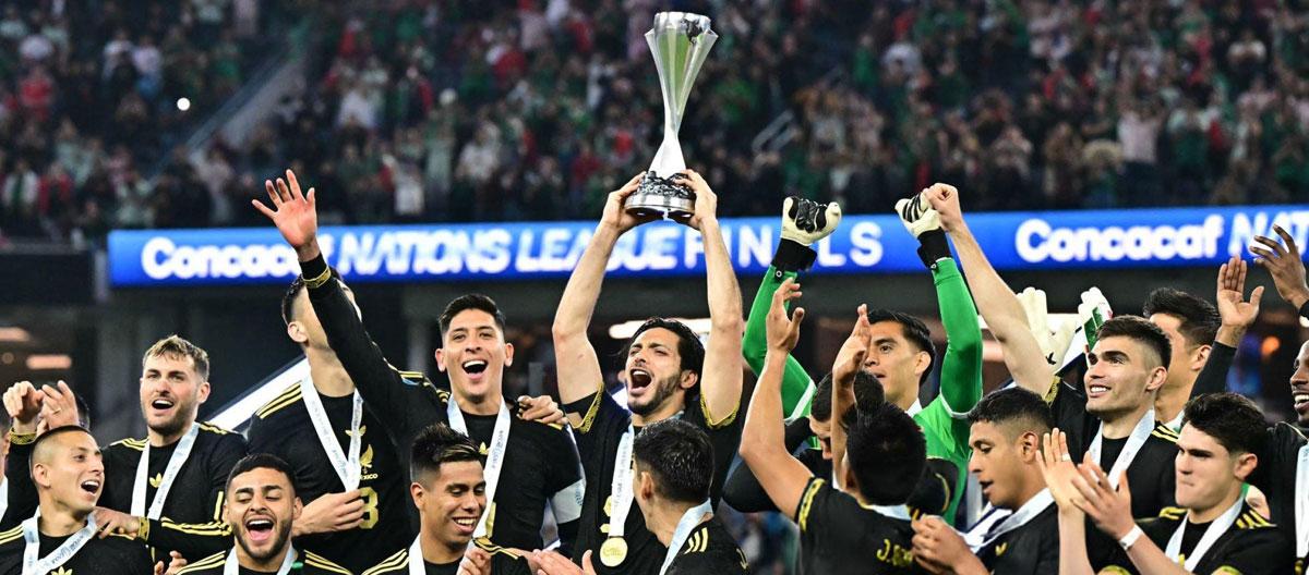 ◤CONCACAF Nations League◢ Raul Jimenez scored twice to fire Mexico to the title with a late 2-1 win over Panama..