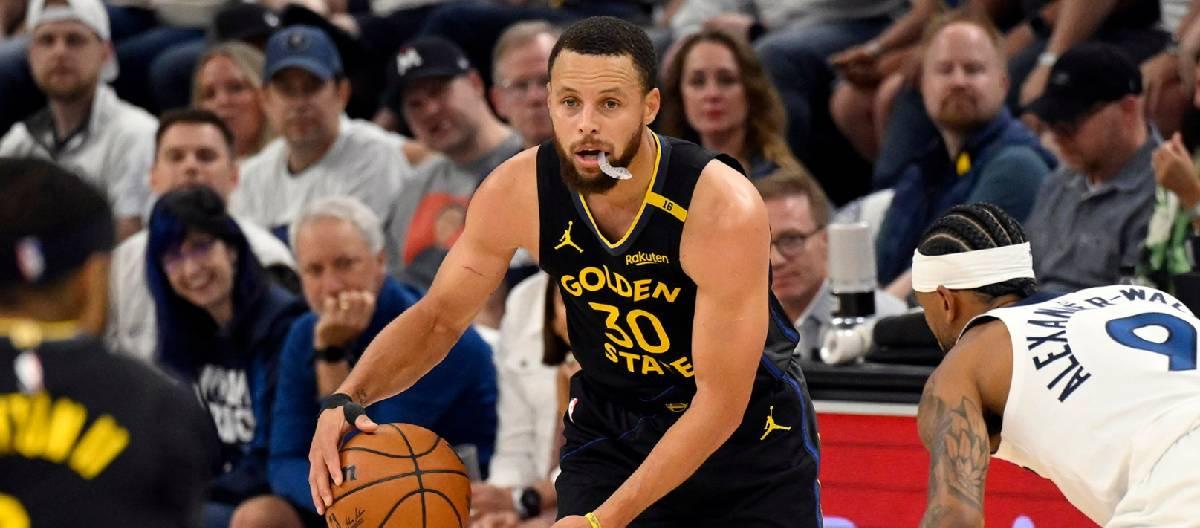 Stephen Curry strains left hamstring, expected to miss at least a week