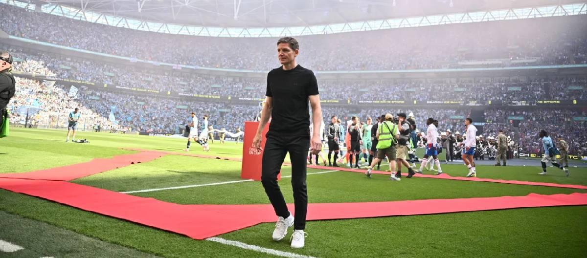 Oliver Glasner updates the team ahead of game against Liverpool