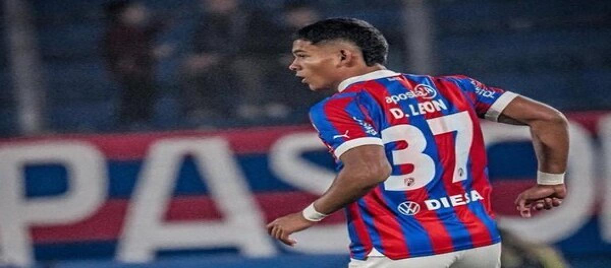 Manchester United officially announced the signing of 18-year-old Paraguayan full-back Diego Leon for a total price of up to £7 million