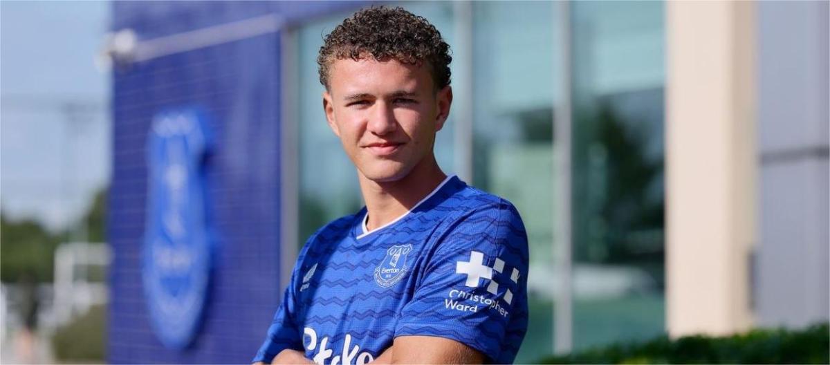 Van Schul signs first professional contract with Everton and eyes first team