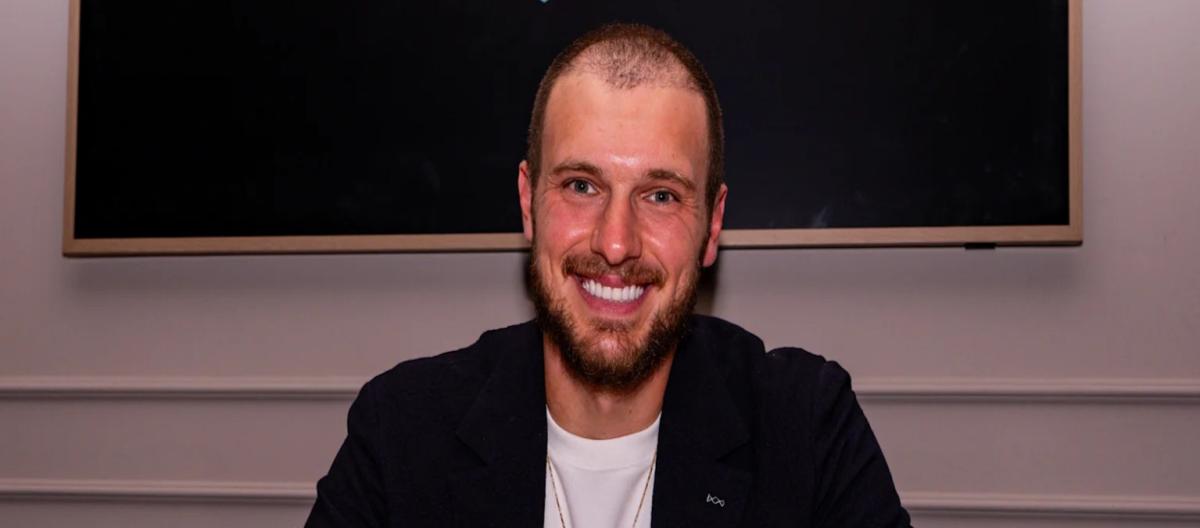 Leeds United officially announce the signing of Lyon goalkeeper Lucas Perry, contract signed until 2029