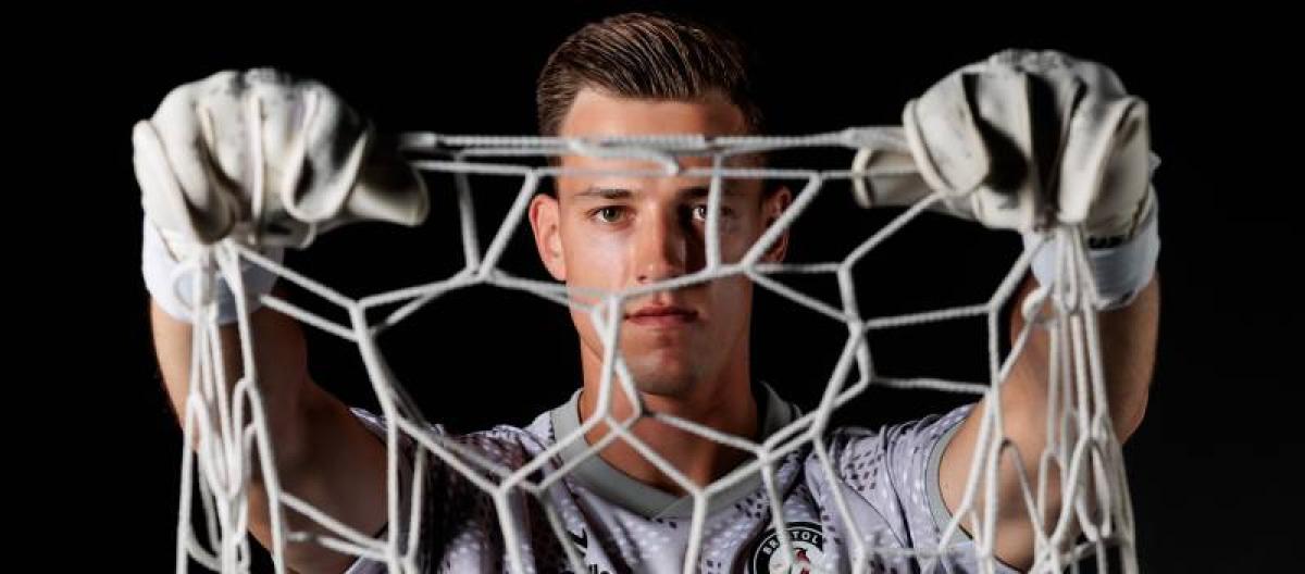 Bristol City sign Manchester United goalkeeper Radek Witek on loan