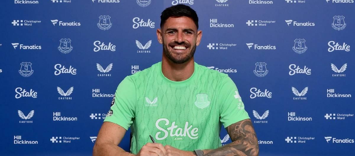 Everton announce the signing of goalkeeper Tom King, contract valid until 2027