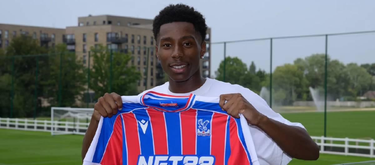Tyler White signs his first professional contract with Crystal Palace