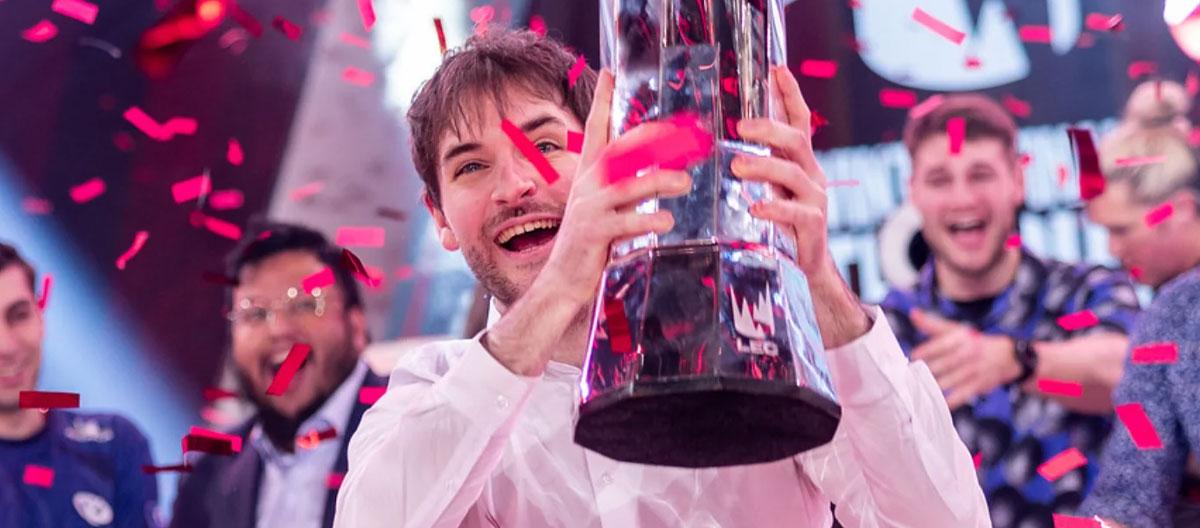 League of Legends: Kamine Corp assistant coach Apples suspended for investigation following allegations of sending sexually suggestive messages to female fans..