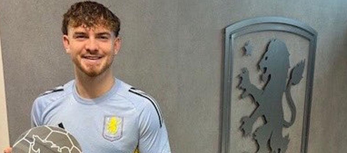 哈维·埃利奥特因帮助利物浦和英格兰U21国家足球队赢得冠军而被授予特殊贡献奖。