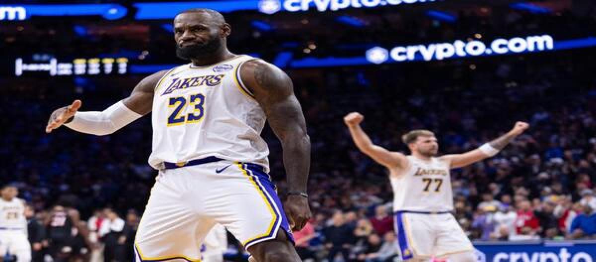 LeBron James scored 29 points in the final quarter to help the Lakers narrowly defeat the 76ers 112-108.