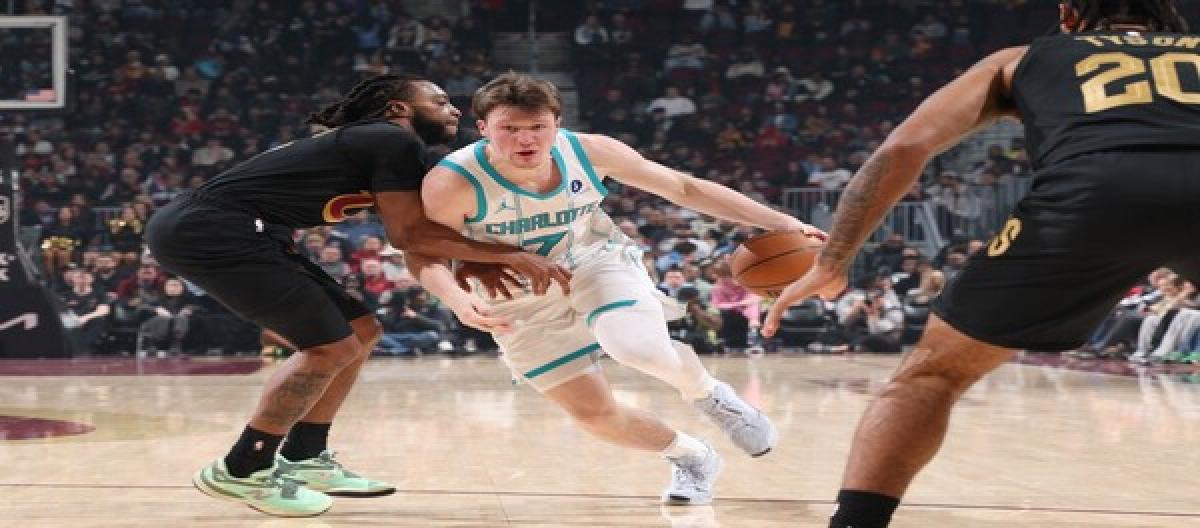 Knipper scored 29 points and Miller had 25 points and 13 rebounds as the Hornets narrowly defeated the Cavaliers 119-111 in overtime.