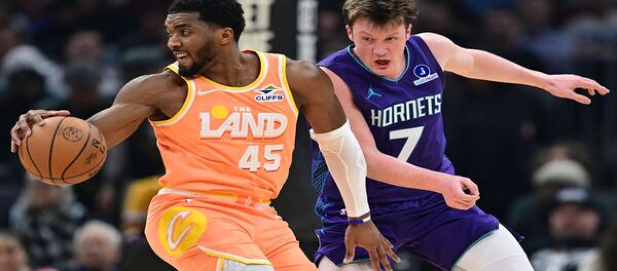 Mitchell's 30 points led the Cavaliers to a 139-132 victory over the Hornets.