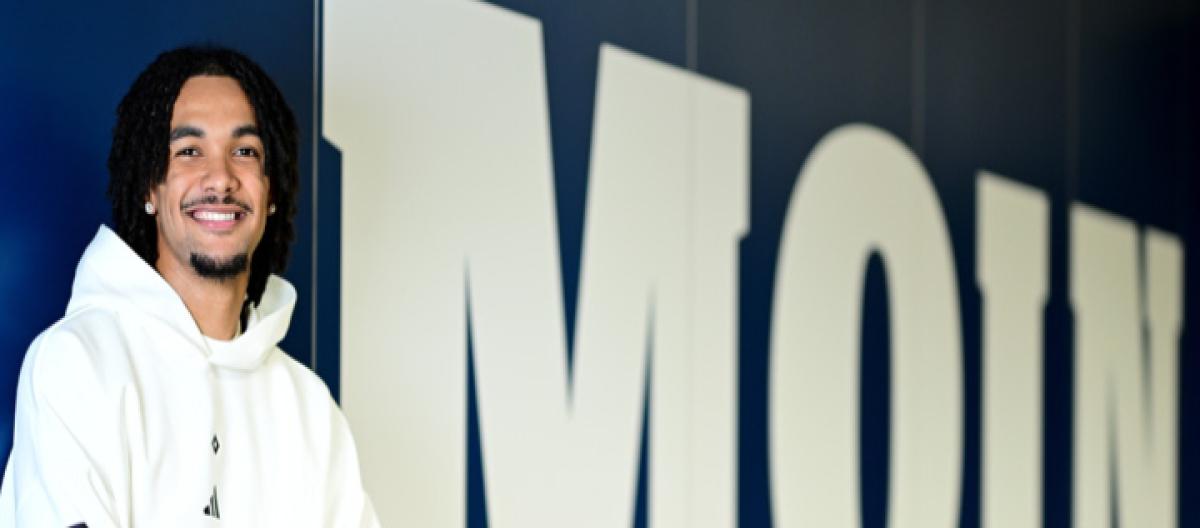 Southampton striker Damian Towns has joined Hamburg on loan, with the contract including a buy-out clause.