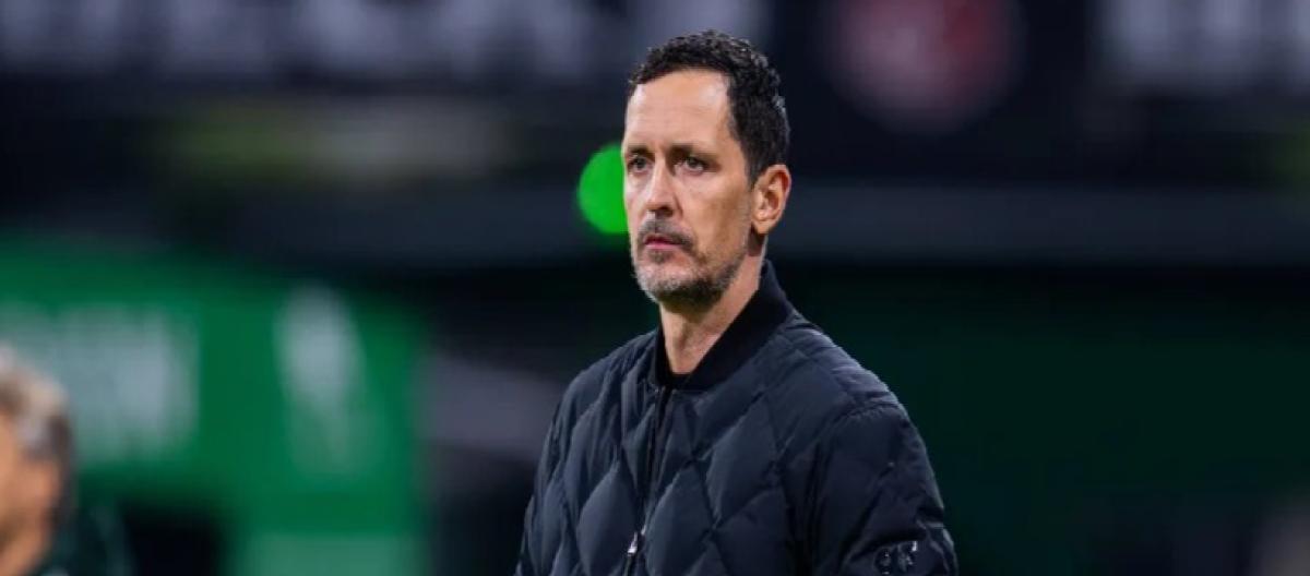 Official: Eintracht Frankfurt coach Dino Toppmöller has been officially dismissed.