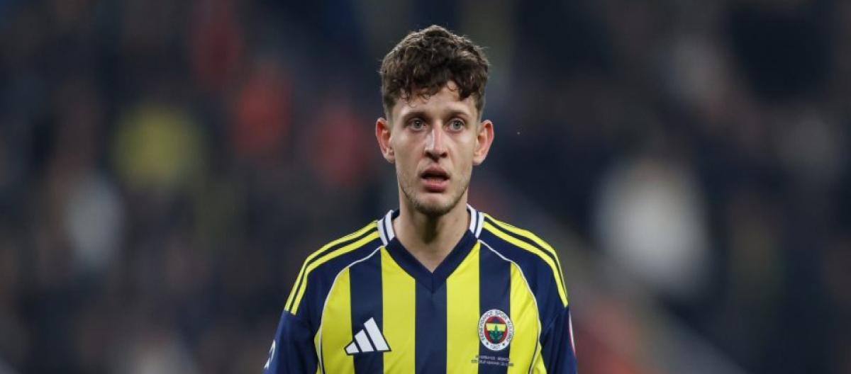 Rennes officially announced the signing of Fenerbahce midfielder Sebastian Szymanski on a three-and-a-half-year contract.