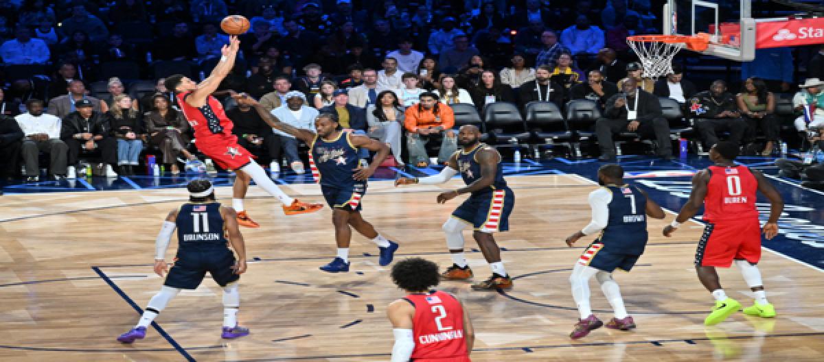 Fox's buzzer-beater gave the Stripes a narrow 42-40 victory over the Stars.