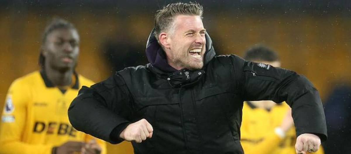 狼队主帅罗伯·爱德华兹为胜利感到高兴