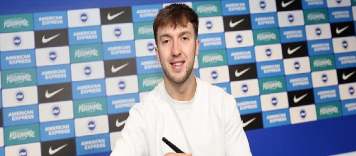 Official: Brighton extend contract with 20-year-old midfield starlet Hinsheelwood until 2029