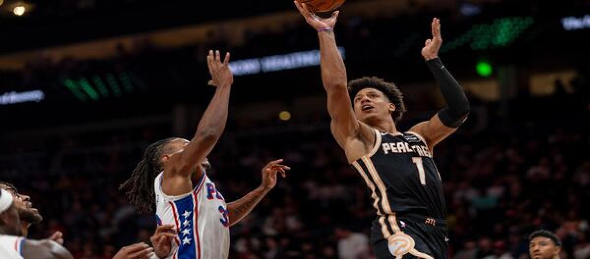 Johnson's 35-point performance led the Hawks to a 125-116 victory over the 76ers.