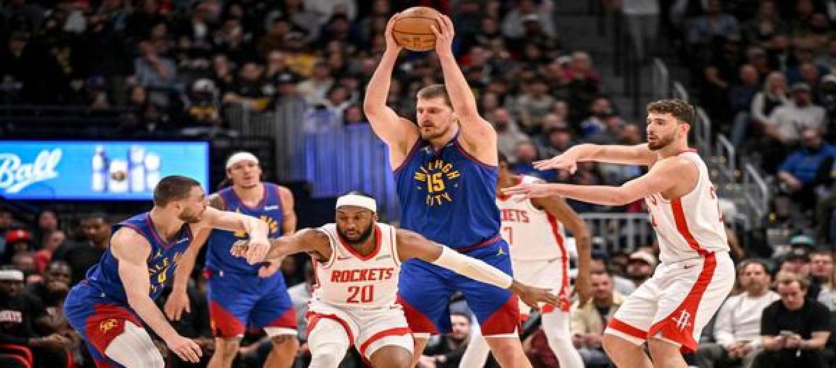 Murray's 30-point outburst led the Nuggets to a 129-93 victory over the Rockets.