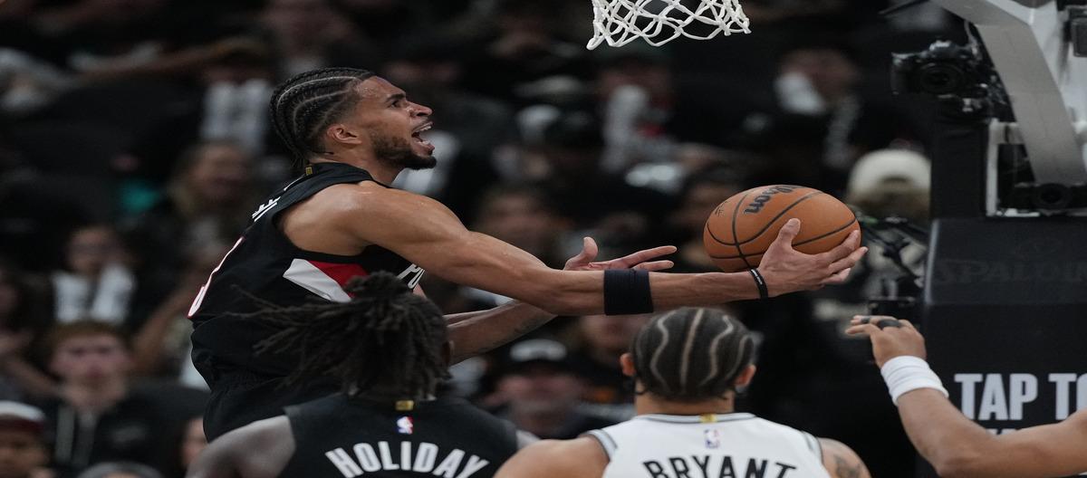 Henderson's 31 points saved the Trail Blazers from a narrow 106-103 defeat to the Spurs.