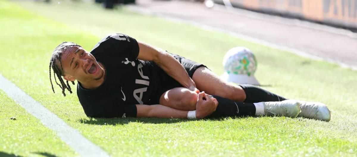 Simmons suffers a season-ending right knee injury and misses this summer's World Cup.