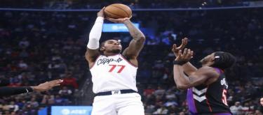 鲍威尔状态低迷：半场5投0中，仅靠罚球取3分