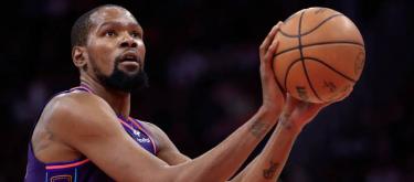 Kevin Durant achieves 30,000 points, becoming the 8th player in NBA history