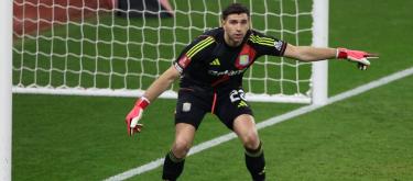 Emiliano Martinez praised his team's performance