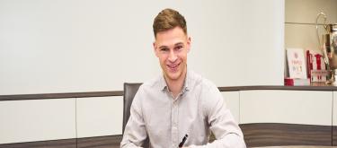 Bayern Munich extends contract with 30-year-old defensive midfielder Kimmich until 2029, with annual salary unchanged