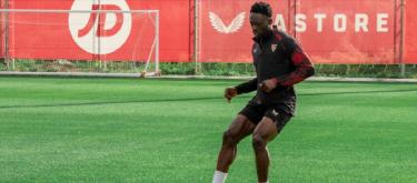 阿科尔·亚当斯：我不想浪费时间，即便是休息天我也要努力训练