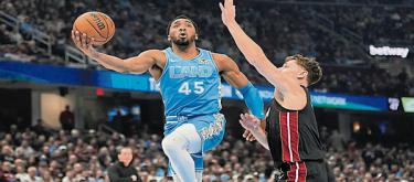 The Cavaliers beat the Heat 121-100 to get off to a good start in the playoffs. Mitchell scored 30 points to lead the team to victory