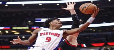 Good offense and defense! Osar Thompson shines in the first half with 10 points and 2 blocks, the Pistons trail the Knicks by a small margin