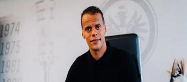 Official: Frankfurt extends contract with 35-year-old right back Timothy Chandler until 2026