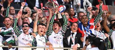 乔丹·亨德森和乔布·贝林厄姆一同庆祝桑德兰重返英超