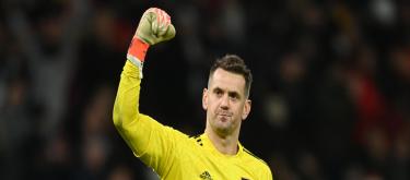 Official: Manchester United extends contract with 39-year-old goalkeeper Tom Heaton until June 2026