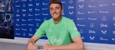 Everton announces signing of goalkeeper Mark Travers, contract expires in 2029