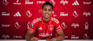 奥马里·哈钦森加盟诺丁汉森林，与俱乐部签署了一份为期5年的合同