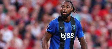 47岁男残障利物浦球迷因种族歧视伯恩茅斯前锋安托万·塞梅尼奥被捕..