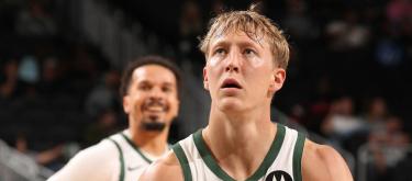 Shams Charania：密尔沃基雄鹿队已同意与得分后卫 AJ Green 续签一份为期四年、价值 4500 万美元的新合同。