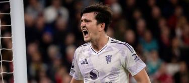 ◤英超联赛◢ 比赛最后时刻，哈里·马奎尔头球破门，曼联客场1-2战胜利物浦。