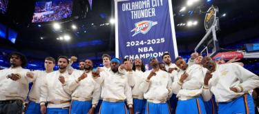 Thunder's championship rings make a dazzling appearance before the season opener