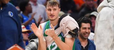 独行侠状元库珀·弗拉格比赛中遭肩伤困扰