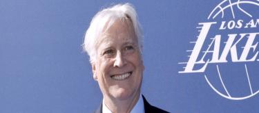 NBA正式批准马克·沃尔特收购湖人，交易估值高达100亿美元