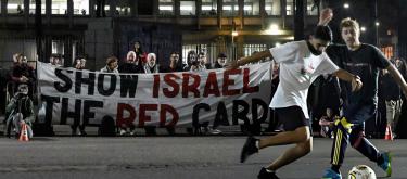 欧洲足联正考虑以人道主义理由制裁以色列，因为以色列无视联合国停火协议，继续轰炸加沙地带。