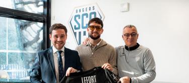 Angers completes contract extension with French defenderJordán Lefort..