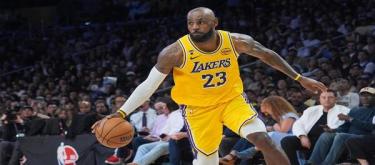 Moody's 25 points were in vain as the Lakers defeated the Warriors 105-99.