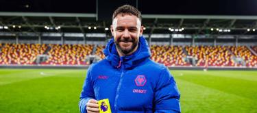 亚当·阿姆斯特朗坦言他很享受在狼队的生活，也喜欢这里的每一个人