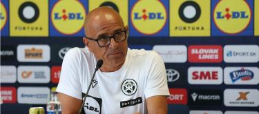 斯洛伐克主帅卡尔佐纳正式下课，继任者目前未定